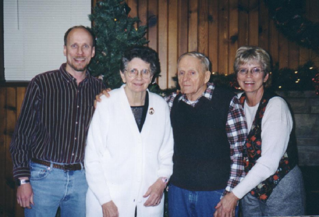 2002/12(Dec)/05(Christmas-SD)/1024x768_2002-12-22Mom&MarciDan& Dad.JPG